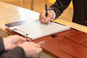 电脑为什么能吸铁